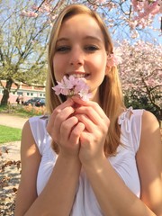 Frau im Garten im Frühling