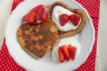 Pfannkuchen in Herzform mit Erdbeeren
