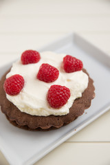 Brownie mit Sahne und Beeren