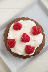 Brownie mit Sahne und Beeren