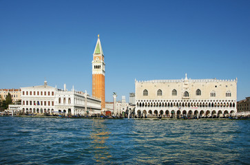 Fototapeta na wymiar Venedig, Wahrzeichen Campanile und Dogenpalast
