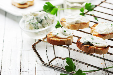 Crostini with cottage cheese and parsley