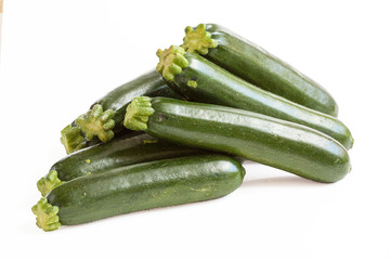 Courgettes empilées sur fond blanc