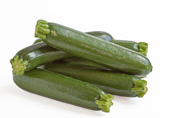 Courgettes empilées sur fond blanc