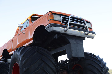 voiture4X4 avec gros pneus à la foire desévérac le chateau © hdemestier