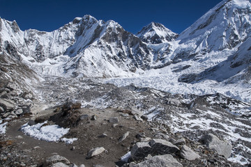Obraz premium view of the Himalayas (Lingtren, Khumbutse) out of the way to Ev