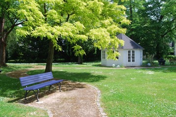 Blaue Bank in einem idyllischen Park
