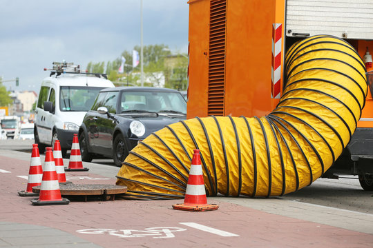 Bel&uuml;ftungsschlauch an Kanaldeckel