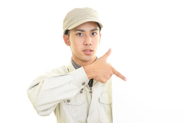 ホワイトボードを持つ作業員