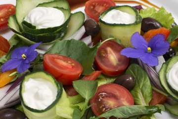 Вкусный греческий салат с сыром Фета и фиалками