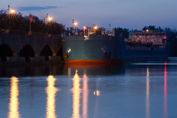 Naklejka premium moored ship to the pier at sunset
