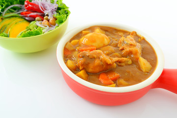 美味しそうなカレーとサラダ
