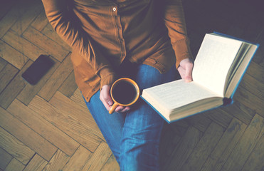 Fototapeta premium dziewczyna, czytanie książki i picie świeżej kawy