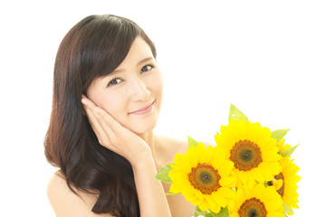 花を持ち微笑む女性