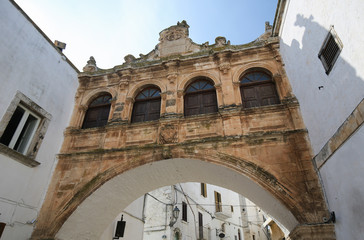 Fototapeta premium Arch near the Cathedral of Ostuni, Puglia, Italy