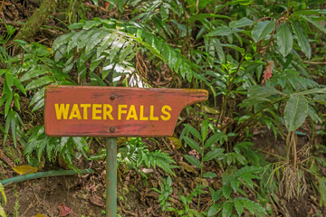 Wegweiser zum Wasserfall