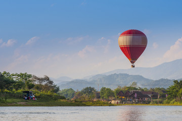 Obraz premium Sightseeing with balloon in Vang Vieng, Laos