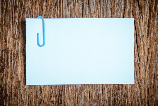  paper note on wood background