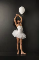 Fototapete Rund Pretty little ballet dancer with a ballon © konradbak