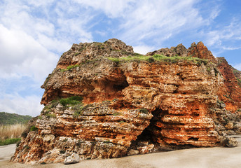 Rode rotsen bij Bolata Beach in Dobrudscha, Bulgarije
