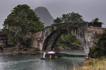 Gordijnen Dragon Bridge over Yulong River, Yangshuo, Guilin, Guangxi Provi © grigvovan