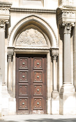 Porte en bois de la cathédrale de Nîmes