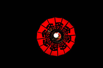 Obraz premium lampada cinese rossa su sfondo nero