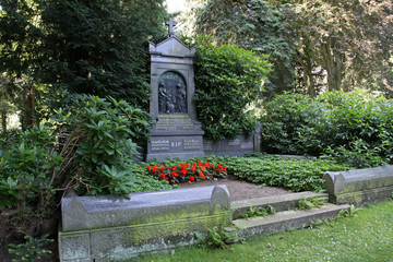 Fototapeta premium Blick vom Johannisfriedhof Bielefeld auf die Sparrenburg