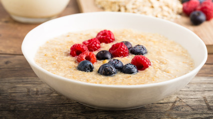 Porridge mit Beeren