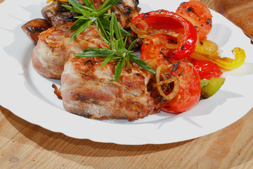 Gegrillte Schweinemedaillons,Champignons, Paprika, Tomaten