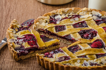 Shortbread tart with cherries