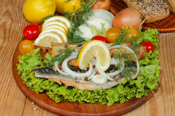 Geräuchertes Makrelenfilet, geräuchert, Salat, Zitronen, Zwiebel