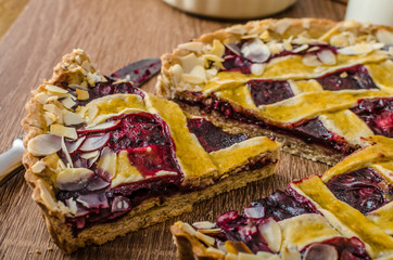 Shortbread tart with cherries