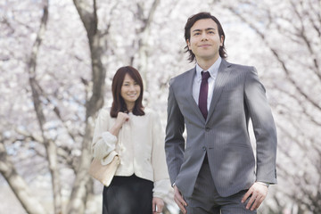 桜並木に立つ夫婦