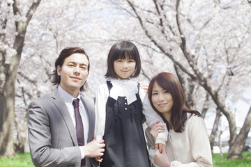 桜並木に立つ家族