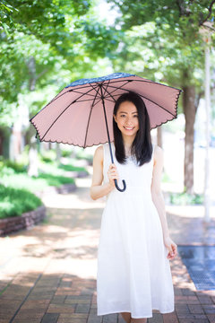 日傘をさす女性