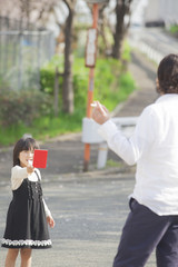 レッドカードを持つ女の子