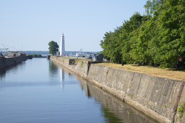 Obraz premium Петровский канал солнечным июльским днем. Кронштадт