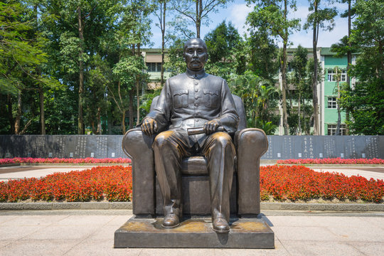 Bronze statue of Sun Yat-Sen emplaced in the Memor.