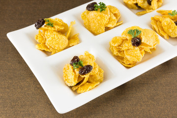 snack made from cornflakes cereal and caramel