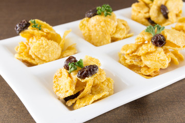 snack made from cornflakes cereal and caramel