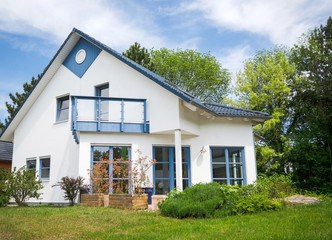 modernes Eigenheim im Grünen