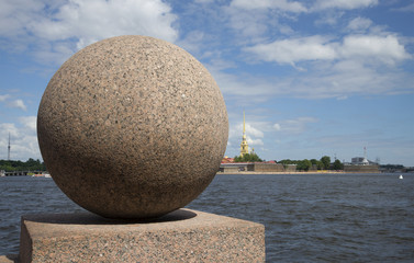 Гранитный шар на фоне Петропавловской крепости . Санкт-Петербург