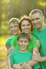 Fototapeta premium Cheerful family in green shirts 