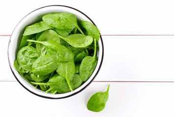 fresh spinach leaves © Diana Taliun