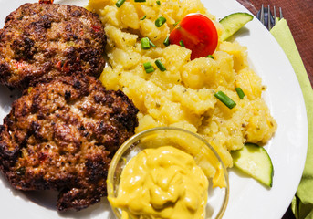 Frikadellen mit Kartoffelsalat