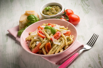 pasta with pesto  tomato e parmesan cheese flake