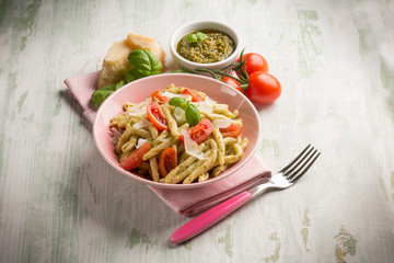 pasta with pesto  tomato e parmesan cheese flake
