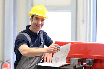 Monteur in einer Industrieanlage checkt Anlage // engineering