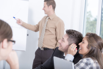 Obraz premium Tuscheln im Vortrag